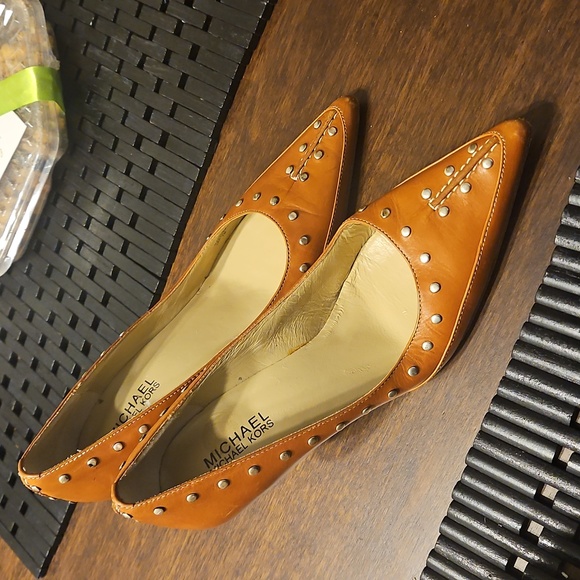 Michael Kors Women's Tan Studded Pumps - Picture 3 of 5